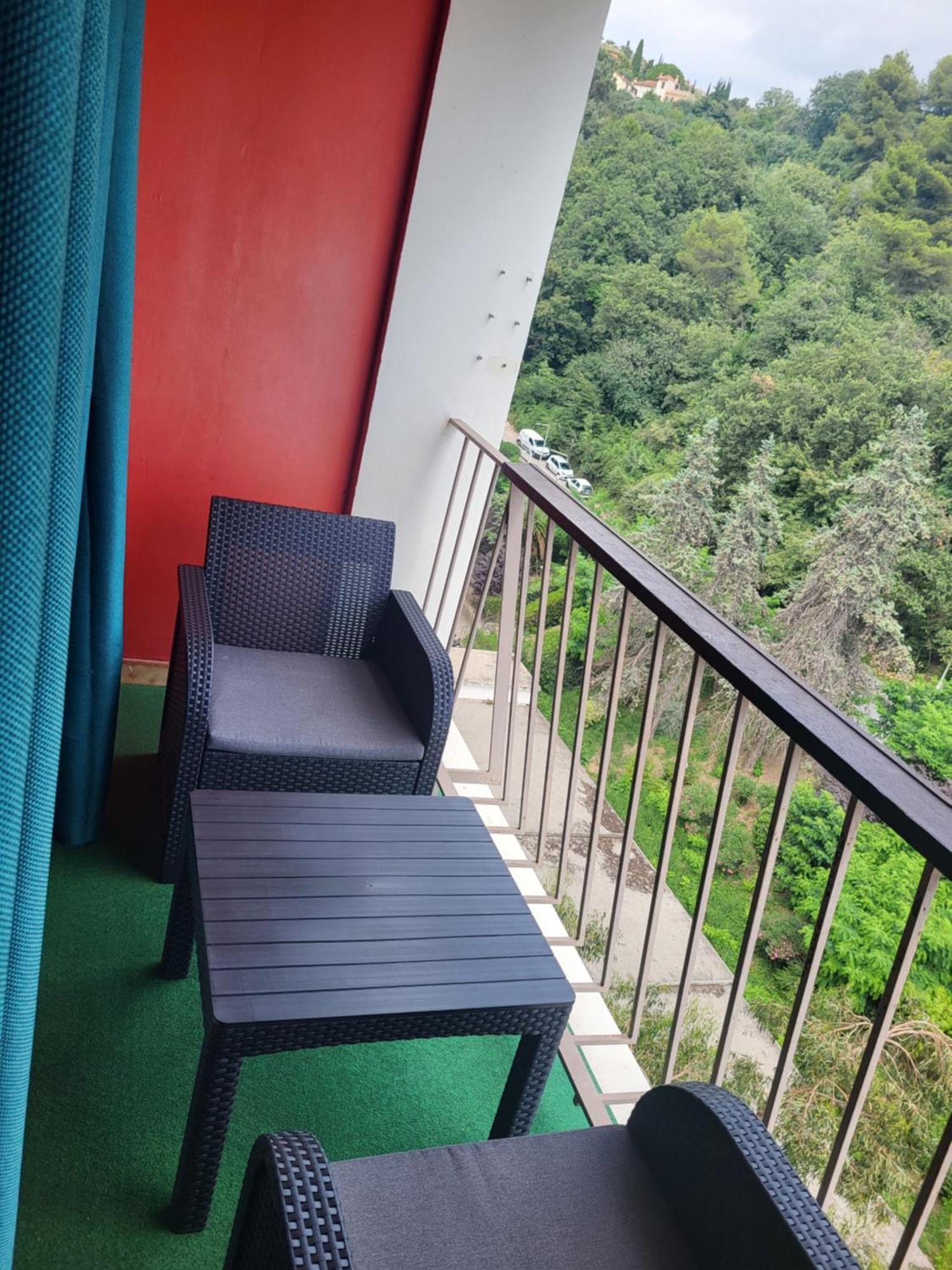 Private Room-2 In Hannana Apartment- 2 Min Walk To Tram 12 Min To Train Station 15 Min To Massena Place Homestay *