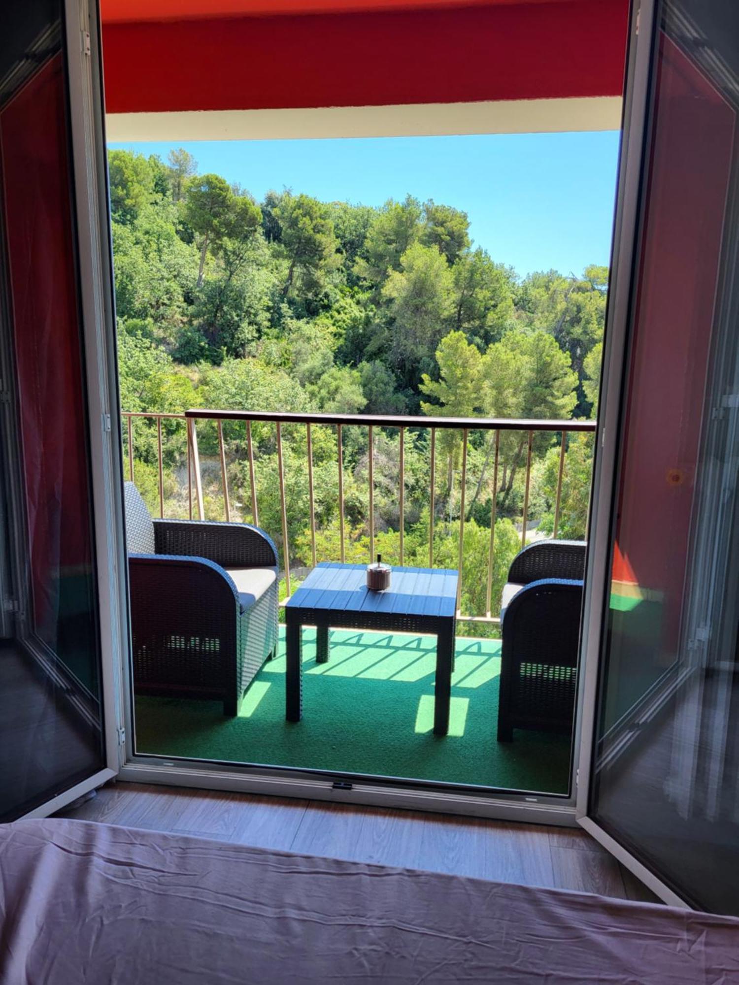 Homestay Private Room-2 In Hannana Apartment- 2 Min Walk To Tram 12 Min To Train Station 15 Min To Massena Place *